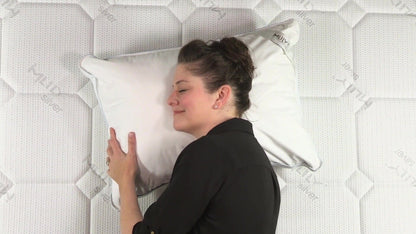 MLILY AirCell Classic Pillow showing a woman highlighting the pillow’s luxury features, including a soft cotton exterior, breathable Sorona Fiberfill, cooling PCM-coated inner cover, and adjustable AeroFusion Foam core.