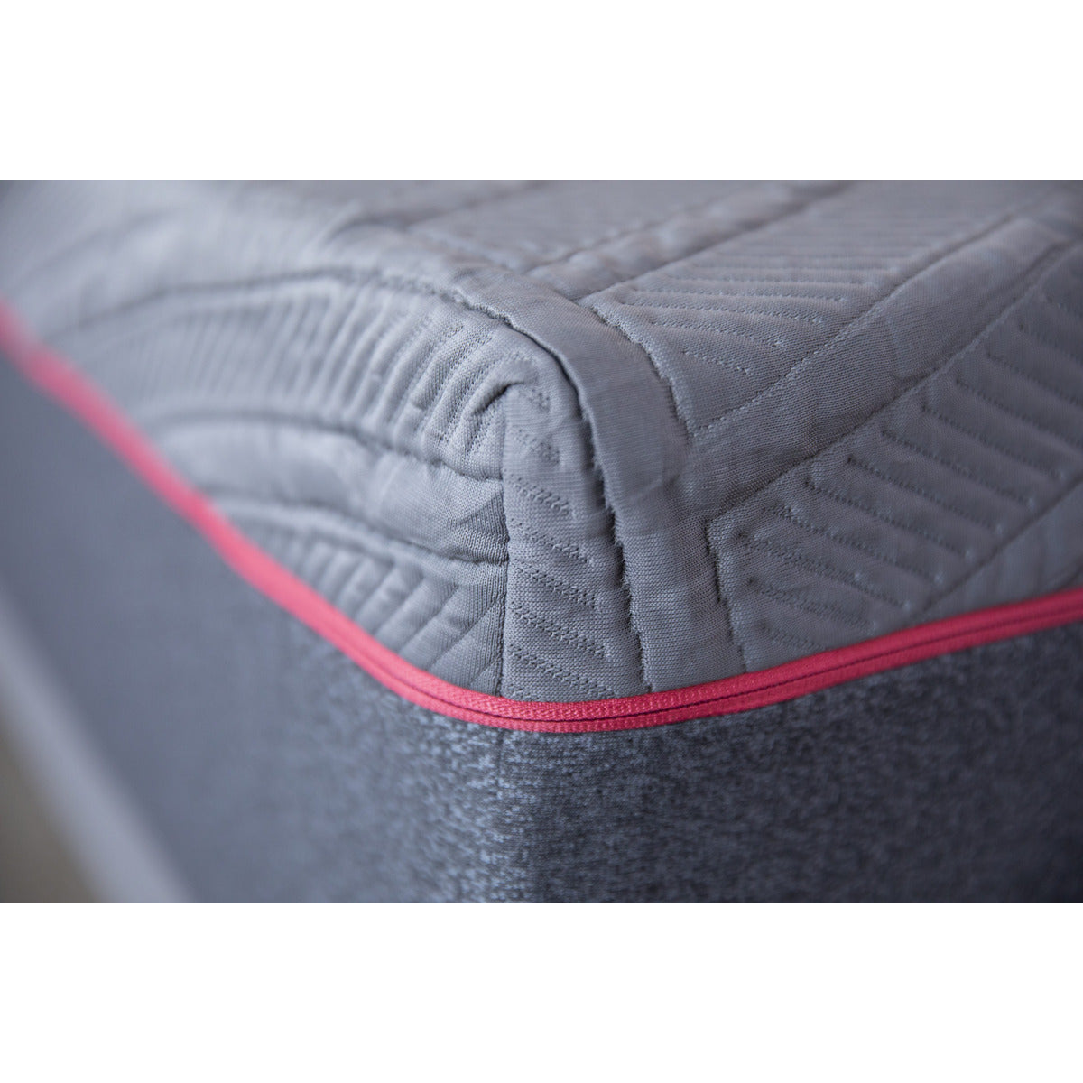 Zoomed-in view of MLILY PowerCool Hybrid Medium 11.5-inch Mattress corner, highlighting cooling knit fabric cover and supportive edges.